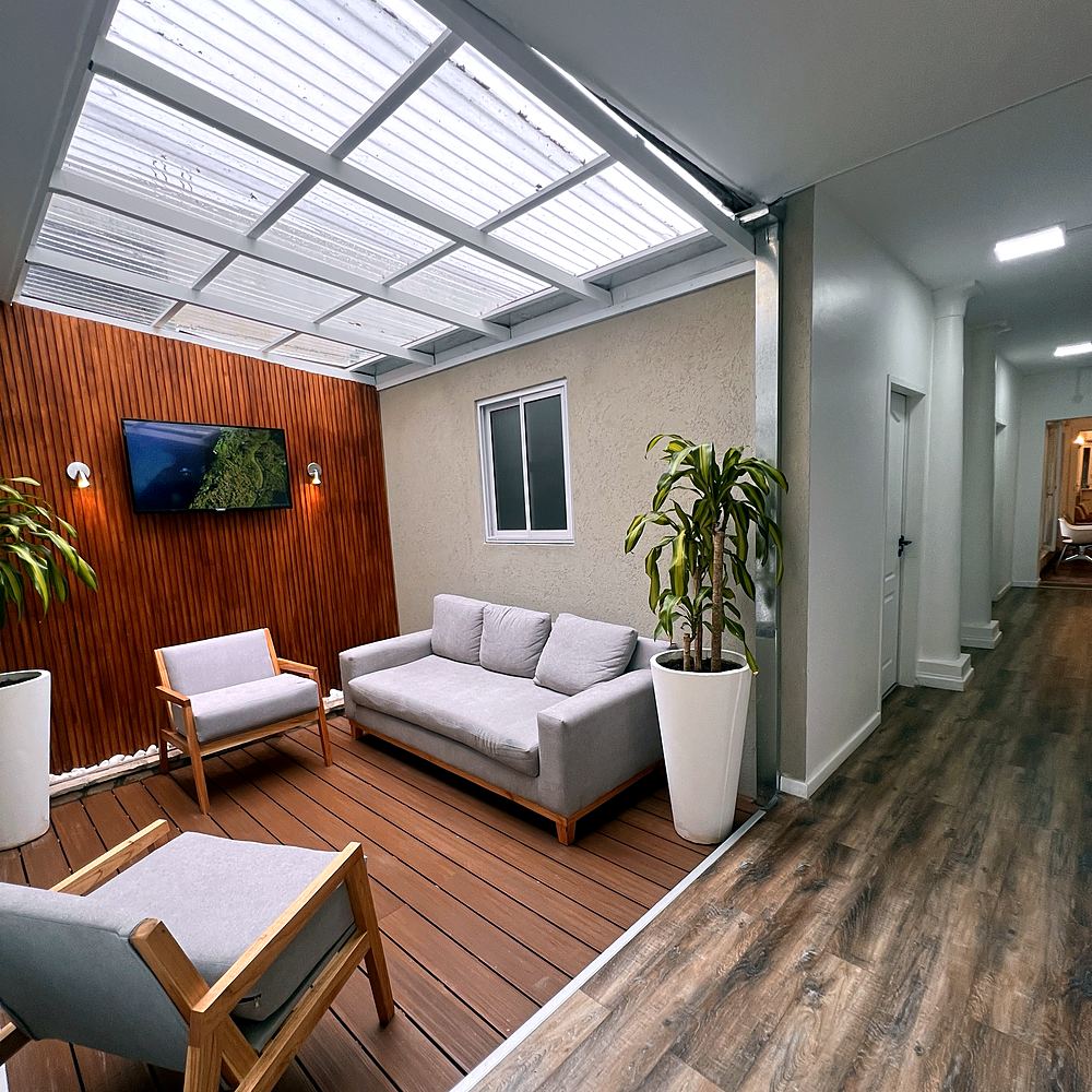 Patio y pasillo a los consultorios