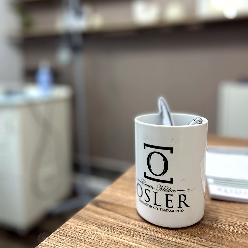 Escritorio con taza del Centro Médico Osler
